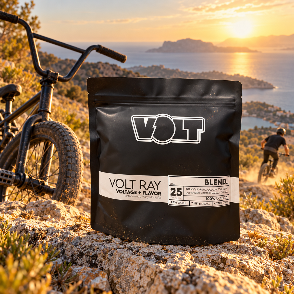Café VOLT Blend junto a una BMX en la costa