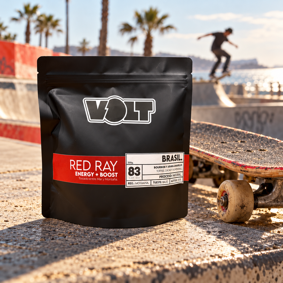 VOLT Brasil Red Ray 83 SCA con skate en la costa mediterránea