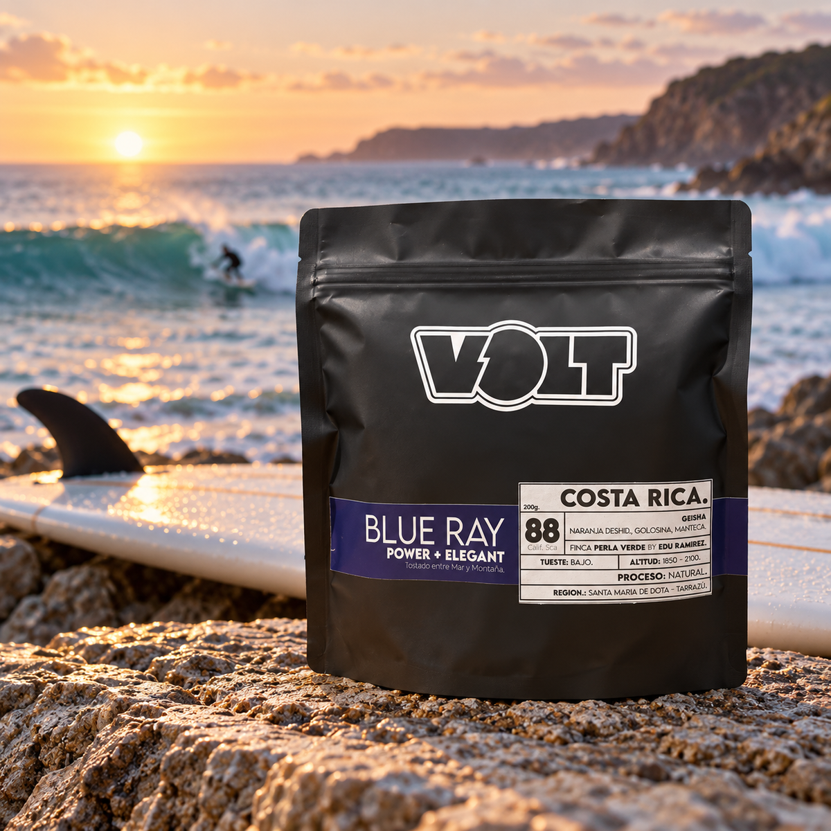 VOLT Costa Rica Blue Ray Geisha 88 SCA junto al mar y una tabla de surf