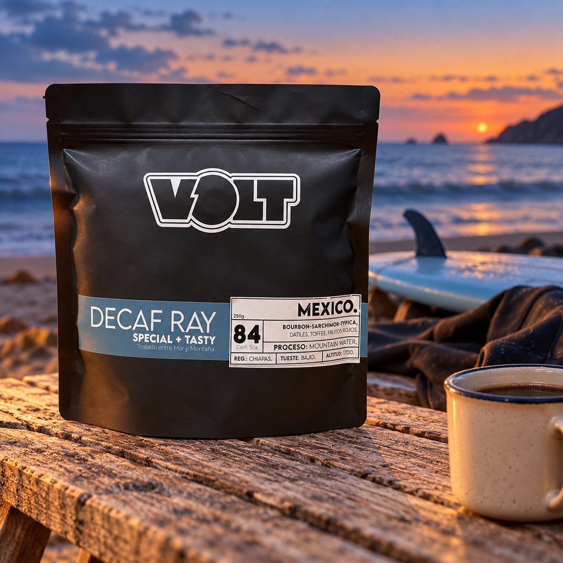 Café VOLT Descafeinado en la playa con ambiente de surf