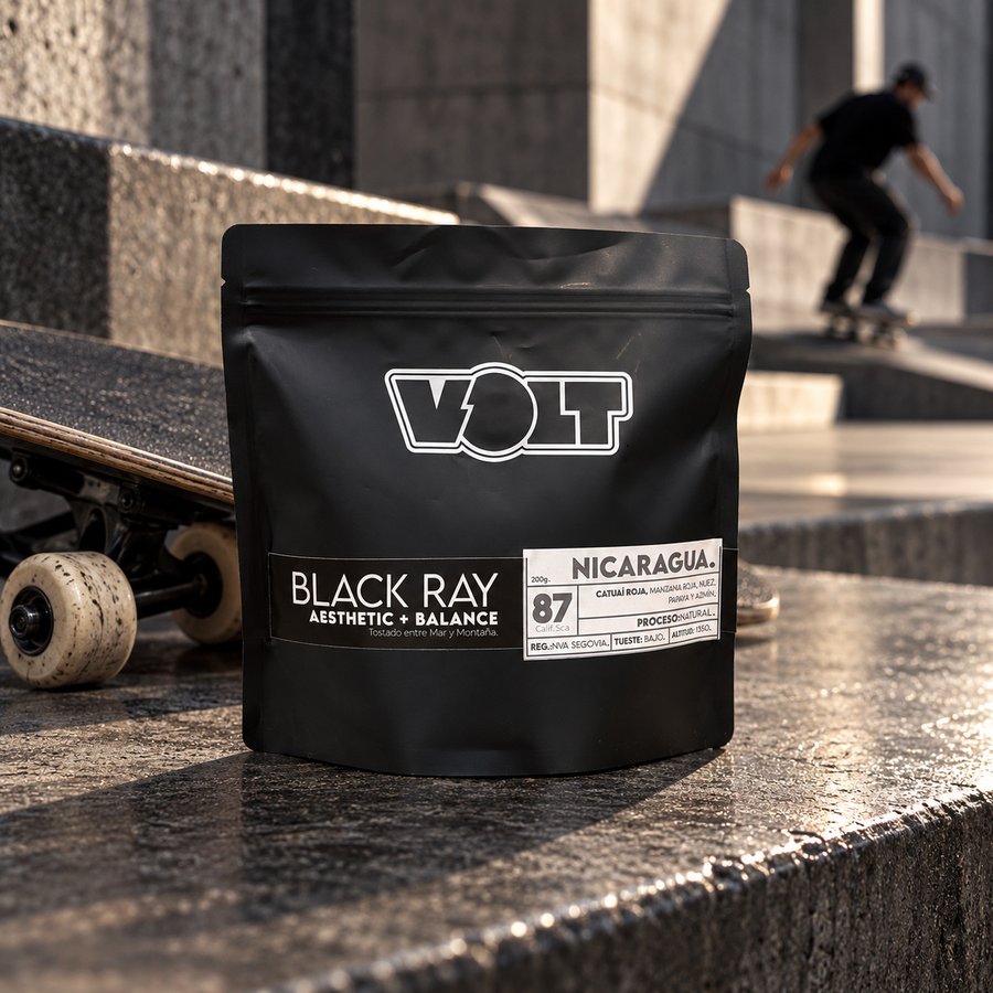 VOLT Nicaragua Black Ray 87 SCA en un skatepark urbano